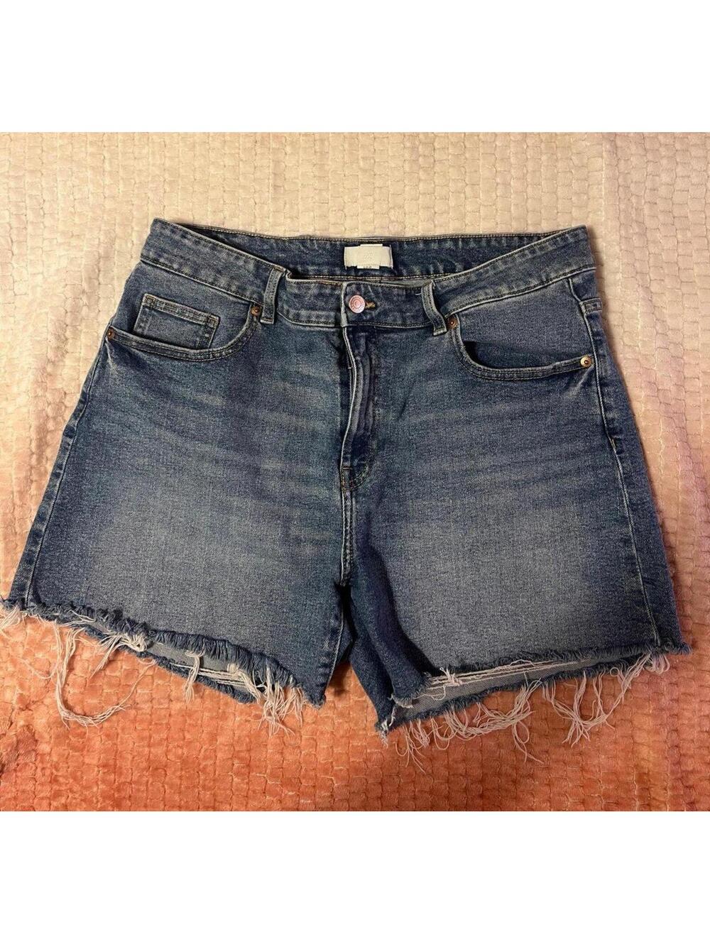 H&M high-waisted denim shorts #denimshorts